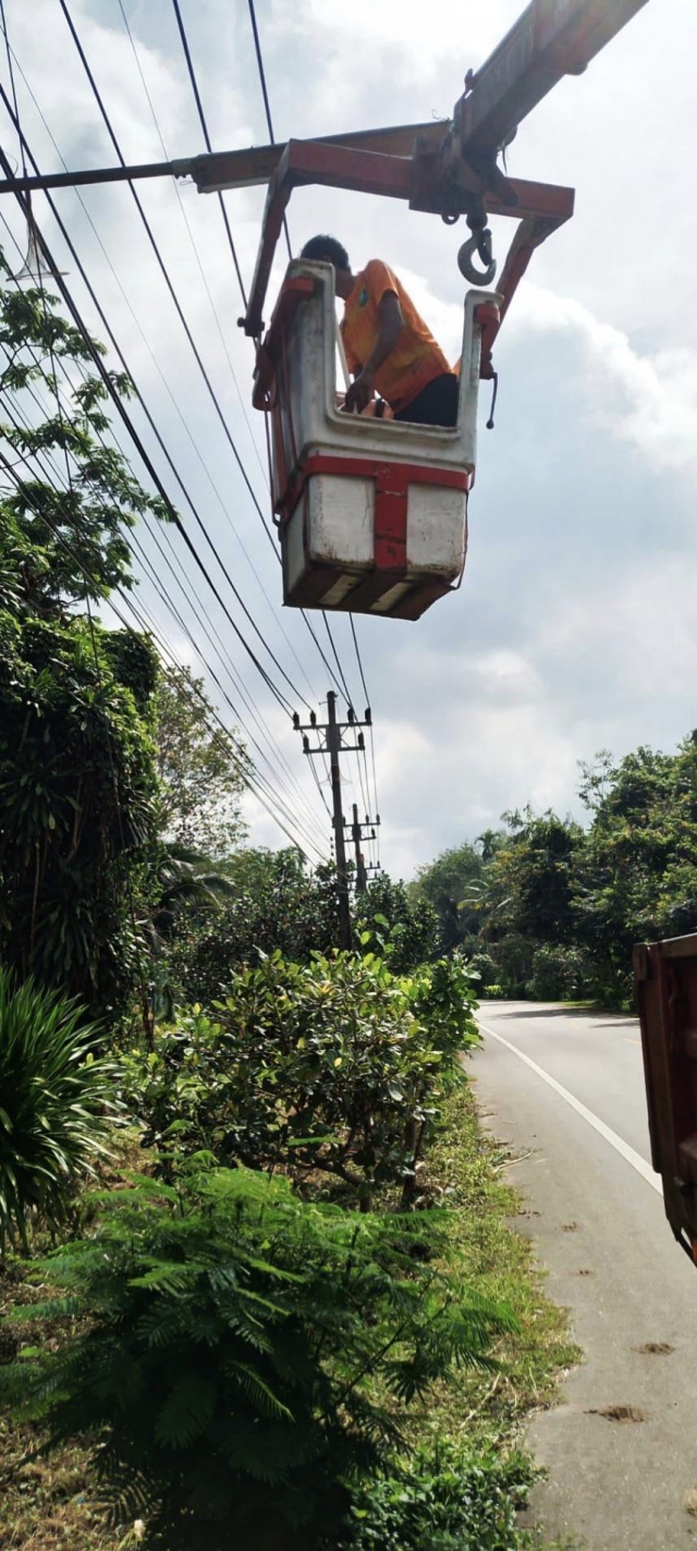 ลงพื้นที่ดำเนินการซ่อมไฟฟ้าแสงสว่างสาธารณะ