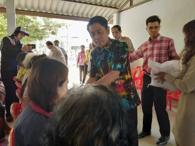 แจกถุงยังชีพแก่ประชาชนในพื้นที่ตำบลนาท่ามเหนือ ที่ประสบอุทกภัย